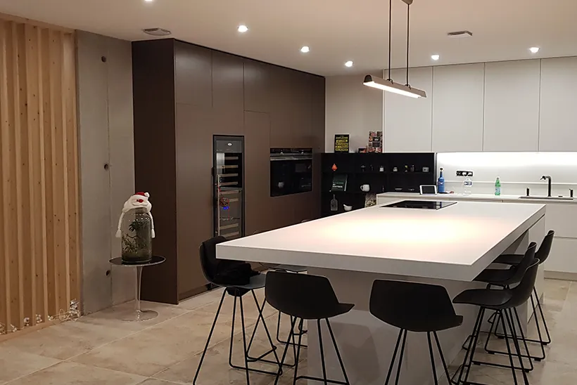 Cuisines Jeanne Mobilier Sur Mesure A Saint Aubin Du Cormier Cuisine Colonne Tout Hauteur Plan Dekton Claustra Plaque Et Hotte Integre